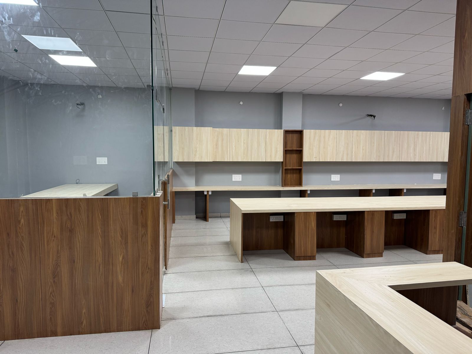 FULLY FURNISHED OFFICE  40 SEATS , 2 CUBICLES , ONE MD CABIN-Mansarover-Jaipur